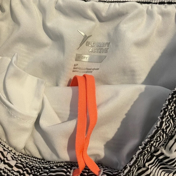 Old Navy Black and White Go-Dry Active Shorts - Picture 3 of 3